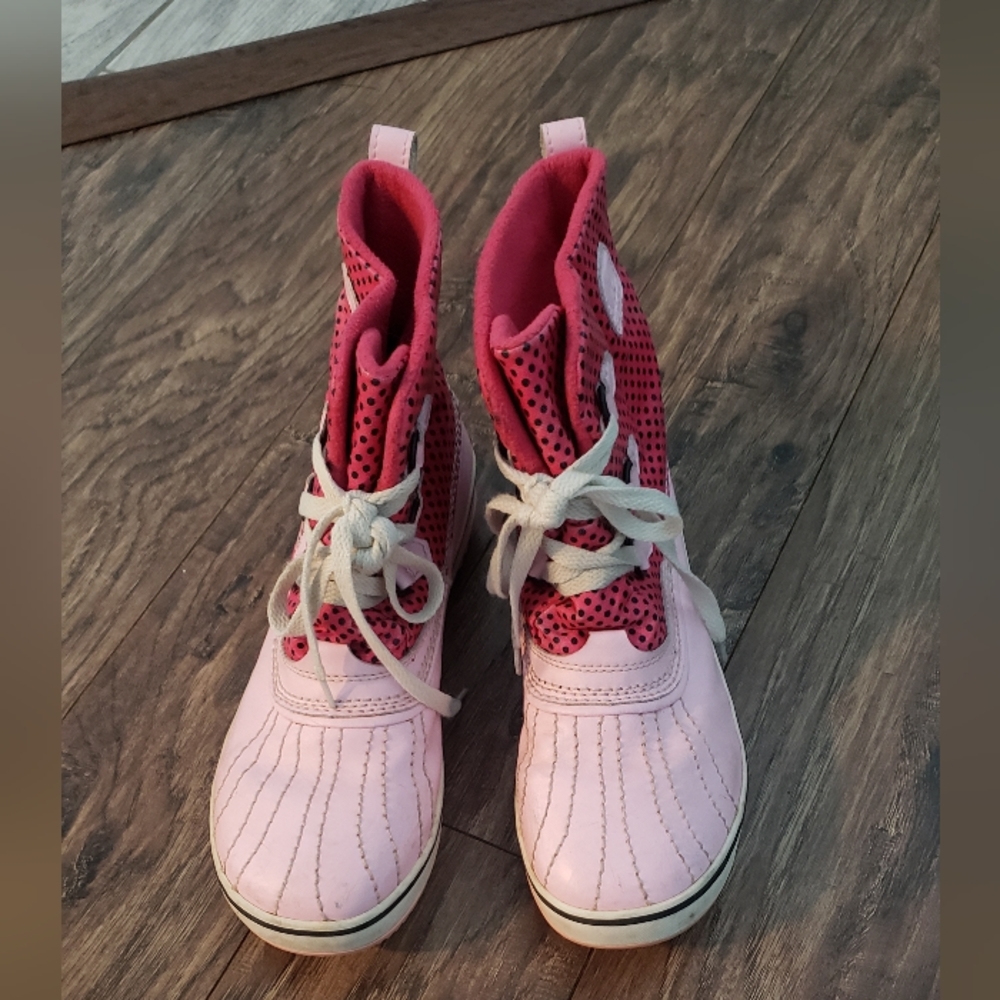 Shoes women. Sorel. Pink. Duck boots.